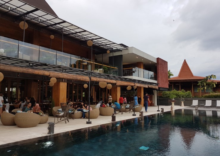 Djati Lounge Susanto Tan, 1. Nine House Kitchen Alfresco, 2. The Arbanat Kitchen Café Lounge, 3. Signora Pasta Malang, 4. Saigonsan, Hotel Tugu Malang, 5. Bukit Delight Restaurant, 6. OURA Restaurant, 7.  HABBIT Eatery Coffee &amp; Beer (Non HALAL), 8. Madame Wang Secret Garden, 9. Jardin Restaurant, 10. Hungry Kitten Authentic Steakhouse Grill, 11. Djati Lounge Malang, 12. Javanine Resto Malang, 13. Taman Indie Resto, 14. Rawon Nguling, 15. Depot Gang Djangkrik, 16. Inggil Museum Resto, 17. Melati Restaurant, 18. Gardenia Resto (Tutup), 19. Sky Room Dining Lounge