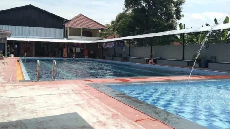 Foto Tumpi Swimming Pool & Cafe, sumber gmaps satriyodhimas, 1. Kolam renang Polaris, 2. Niagara Waterboom, 3. Waterboom mulia Klambu, 4. Taman Ria Demak, 5. Kolam renang Amala, 6. Demak Green Garden (DeGeGa), 7. Aria Waterboom, 8. Tumpi Swimming Pool & Cafe, 9. Waterpark Tembalang Asri Demak, 10. Kolam Renang Ciblon Asyik
