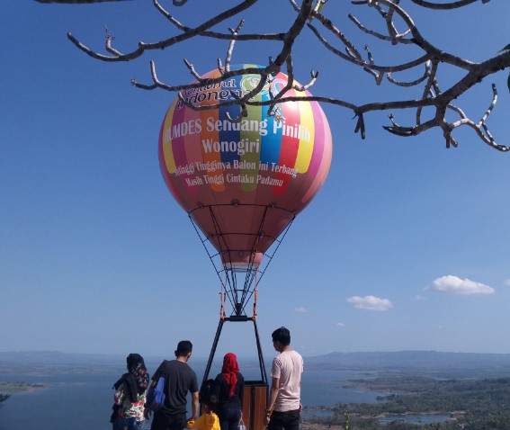 Ganthole Bawah (Menara Filter) Risman Haryanto, 1. Alun Alun Giri Krida Bakti, 2. Pantai Nampu, 3. Pantai Banyutowo, 4. Pantai Sembukan, 5. Waduk Gajah Mungkur, 6. Air Terjun Setren Girimanik, 7. Goa Putri Kencono, 8. Papan Luncur Gantole,  9. Museum Karst Dunia Wonogiri, 10. Wisata Spiritual Kahyangan, 11. Museum Wayang Indonesia, 12. Sendang Asri Waduk Gajah Mungkur, 13. Alas Kethu, 14. Bukit Cumbri, 15.  Wisata Air Telaga Rowo Batuwarno, 16. Telaga Claket Selogiri, 17. Goa Ngantap Wonogiri, 18. Gua Maria, 19. Jurug Kemukus, 20. Pantai Dadapan, 21. Air Terjun Kalimas, 22. Bukit Jonambang, 23. Desa Wisata Soko Gunung, 24. Pantai Klothok, 25. Pantai Puyangan, 26. Pantai Karang Bang, 27. Puncak Secokro, 28. Puncak Joglo Wonogiri, 29. Pantai Kwaru Gunturhargo Paranggupito, 30. Pantai Karang Payung, 31. Pantai Kali Mirah, 32. Pantai Njojogan, 33. Watu Cenik Wonogiri, 34. Taman Plintheng Semar, 35. Air Terjun Binangun Watu Jadah , 36. Hutan Pinus Bukit Suwondo, 37. Taman Wisata Tunggangan Jatiroto, 38. Monumen Bedol Desa, 39. Air Terjun Sanginan, 40. Kedung Areng Wonogiri, 41. Taman Ponten Wonogiri, 42. Ganthole Bawah (Menara Filter), 43. Tegal Simbah, 44. Istana Parnaraya, 45. Goa Resi, 46. Soko Langit