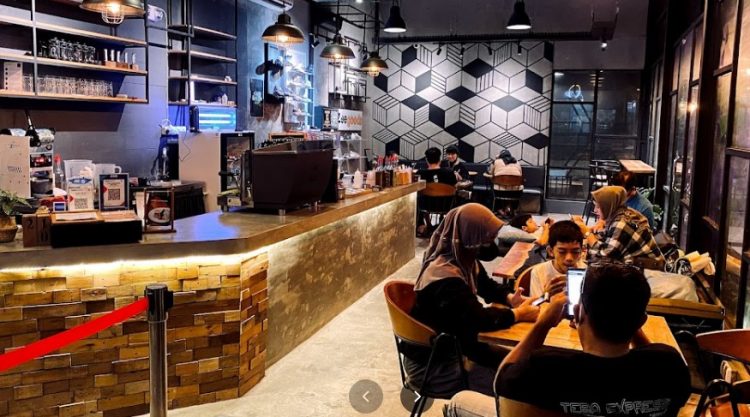 Glarse Purlieu via Google Maps Hanintsyas Ratih, 1. Mitsu Cafe, 2. Lingkar Coffee &amp; Idea, 3. Nyctophily Coffee Brewery, 4. Kopi Kemenangan, 5. Anak Panah Kopi, 6. Ejaankoffie, 7. Pukul Lima Kopi, 8. Luggo Cafe &amp; Eatery, 9. Kayo Coffe and Space, 10. Teman Kerja Coffee, 11. Anantari Coffee, 12. Nigma Cafe, 13. Kofinary, 14. Dontea Semarang, 15. Kopihay Cafe Semarang, 16. Glarse Purlieu, 17. Kofe Tembalang, 18. KASTEM COFFEE &amp; SPACE, 19. Parama Cafe Semarang, 20. Point Cafe Undip Tembalang