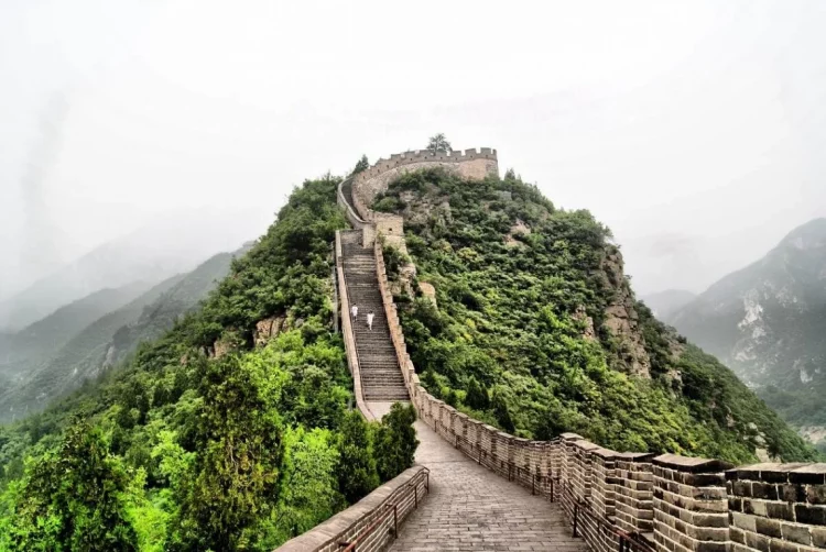 Great Wall of Badaling via wikimediaorg, 1. Great Wall of Cina (Tembok Besar Cina), 2. The Palace Museum, Kota Terlarang, 3. Yihe Yuan (Summer Palace), 4. Tian Tan, 5. Tiananmen Square, 6. Great Wall of Badaling, 7. Jingshan Park, 8. Ming Dynasty Tombs, 9. Wangfujing, 10. Beihai Park, 11. Xiangshan Park, 12. Lama Temple, 13. Yuanmingyuan Park, 14. National Stadium, 15. Simatai, 16. Beijing National Aquatics Center, 17. Juyong Pass, 18. Beijing Zoo, 19. 798 Art Zone, 20. Mausoleum of Mao Zedong, 21. Kunming Lake, 22. National Museum of China, 23. Hall of Supreme Harmony, 24. Beijing Botanical Garden, 25. National Centre for the Performing Arts, 26. Madame Tussauds Beijing, 27. Houhai Lake, 28. Happy Valley Beijing, 29. Beijing Happy Magic Water Cube