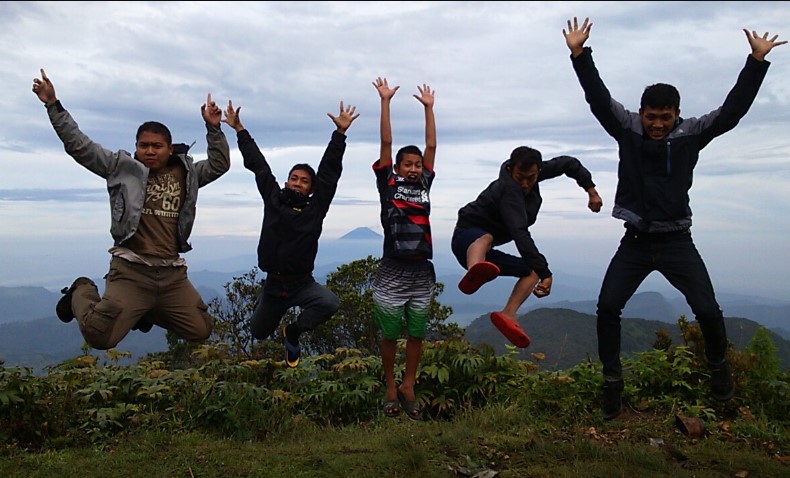 Gunung Rogojembangan Faqihul Aslam, 1. Pantai Pasir Kencana, 2. Curug Muncar, 3. Curug Bajing , 4. Pantai Slamaran , 5. Museum Batik Pekalongan, 6. Pantai Sunter Depok Indah, 7. Puncak Hanoman Gunung Kendalisodo, 8. Linggo Asri, 9. Kebun Teh Kaliboja, 10. Lolong Adventure, 11. International Batik Center , 12. Gunung Rogojembangan , 13. Wisata Watu Ireng , 14. Pantai Wonokerto , 15. Bukit Pawuluhan, 16. Wisata Mangrove Park Pekalongan, 17. Blackcanyon Petungkriyono, 18. Wisata Curug Madu, 19. Curug Bidadari Jolotigo , 20. Curug Cinde, 21. Monumen Pekalongan, 22. Alun-alun Kota Pekalongan, 23. Alun-alun Bebekan Kedungwuni, 24. Kali Paingan, 25. Curug Lawe, 26. Bendungan Kletak, 27. Curug Blanten, 28. Curug Bekakak, 29. Jembatan Lengkung Surabayan, 30. Taman Kuripan Pekalongan “Nursery Horikultura, 31. Pantai Sari Pekalongan, 32. Bengkelung Park, 33. Kolam Renang Banyubiru Pekalongan, 34. Taman Lapangan Bebekan, 35. Wisata Ciblon, 36. Zatoland Waterboom, 37. Bukit Bintang Kutorojo, 38. La’Ranch Glamping, 39. Telaga Sigebyar Mangunan, 40. Sipare Green Park, 41. Km 0 Pekalongan, 42. Wisata Danau Alkautsar, 43. Dino Park Soko Langit Pekalongan, 44. Masjid Agung Al-Jami Pekalongan, 45. Wisata Bahari PPNP, 46. Nasi Megono Bu Suli – Wisata Kuliner khas Pekalongan , 47. Pusat Grosir Setono