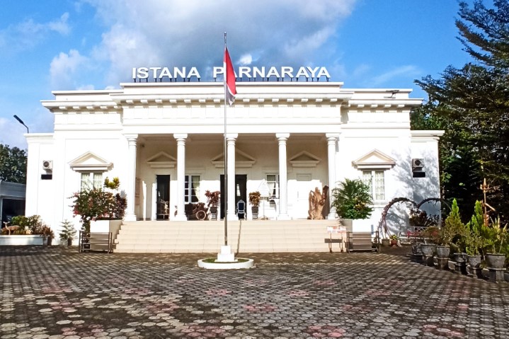 Istana Parnaraya restu iswoyo, 1. Alun Alun Giri Krida Bakti, 2. Pantai Nampu, 3. Pantai Banyutowo, 4. Pantai Sembukan, 5. Waduk Gajah Mungkur, 6. Air Terjun Setren Girimanik, 7. Goa Putri Kencono, 8. Papan Luncur Gantole,  9. Museum Karst Dunia Wonogiri, 10. Wisata Spiritual Kahyangan, 11. Museum Wayang Indonesia, 12. Sendang Asri Waduk Gajah Mungkur, 13. Alas Kethu, 14. Bukit Cumbri, 15.  Wisata Air Telaga Rowo Batuwarno, 16. Telaga Claket Selogiri, 17. Goa Ngantap Wonogiri, 18. Gua Maria, 19. Jurug Kemukus, 20. Pantai Dadapan, 21. Air Terjun Kalimas, 22. Bukit Jonambang, 23. Desa Wisata Soko Gunung, 24. Pantai Klothok, 25. Pantai Puyangan, 26. Pantai Karang Bang, 27. Puncak Secokro, 28. Puncak Joglo Wonogiri, 29. Pantai Kwaru Gunturhargo Paranggupito, 30. Pantai Karang Payung, 31. Pantai Kali Mirah, 32. Pantai Njojogan, 33. Watu Cenik Wonogiri, 34. Taman Plintheng Semar, 35. Air Terjun Binangun Watu Jadah , 36. Hutan Pinus Bukit Suwondo, 37. Taman Wisata Tunggangan Jatiroto, 38. Monumen Bedol Desa, 39. Air Terjun Sanginan, 40. Kedung Areng Wonogiri, 41. Taman Ponten Wonogiri, 42. Ganthole Bawah (Menara Filter), 43. Tegal Simbah, 44. Istana Parnaraya, 45. Goa Resi, 46. Soko Langit