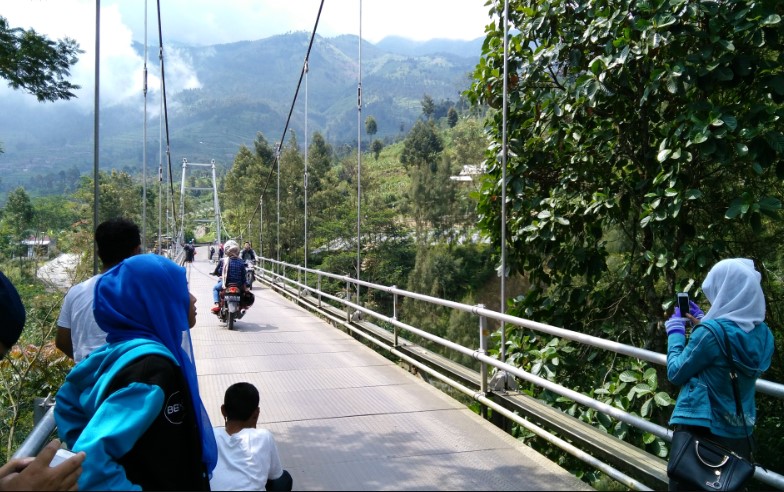 Jembatan Gantung Jrakah KHAERONI, 1. Waduk Cengklik Park, 2. Pemandian Umbul Sewu Pengging, 3. Lembah Gunung Madu, 4. Air Terjun Kedung Kayang, 5. Pemandian Tlatar, 6. Taman Pandanalas Boyolali, 7. Trekking Gunung Merbabu, 8. Candi Lawang Cepogo , 9. Candi Sari Cepogo Temple , 10. Waduk Kedung Ombo, 11. New Selo, 12. Cepogo Cheese Park, 13. Waduk Klego Desa Bade, 14. Tirto Marto Pengging Boyolali, 15. Bukit Gancik Selo Boyolali, 16. Wisata Alam Panorama, 17. Umbul Tirtomulyo, 18. Taman Petruk, 19. Alun-alun Kidul Boyolali, 20. Embung Manajar, 21. Watu Blerek, 22. Kebun Raya Indrokilo, 23. Museum R. Hamong Wardoyo, 24. Restu Wijaya Waterboom, 25. Umbul Langse, 26. Kedung Goro , 27. Bukit Batur Sel, 28. Tikungan Cinta, 29. Patung Arjuna Wijaya , 30. Brown Canyon, 31. Makam Ki Ageng Kebo Kenanga Boyolali, 32. Makam Ki Ageng Singoprono Boyolali, 33. Masjid Cipto Mulyo Pengging Boyolali, 34. Oemah Bamboo Merapi, 35. Pura Bawana Tata, 36. Kedung Cinta, 37. Kedung Celeng , 38. Jumbleng Biru, 39. Air Terjun Watu Tibo, 40. Taman Alam Surapanta, 41. Jembatan Gantung Jrakah, 42. Kampung Wisata Dangean, 43. Bukit Kinasih, 44. Air Terjun Semuncar