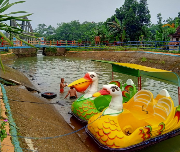Jembatan Lengkung Surabayan Sofyan Al barsy, 1. Pantai Pasir Kencana, 2. Curug Muncar, 3. Curug Bajing , 4. Pantai Slamaran , 5. Museum Batik Pekalongan, 6. Pantai Sunter Depok Indah, 7. Puncak Hanoman Gunung Kendalisodo, 8. Linggo Asri, 9. Kebun Teh Kaliboja, 10. Lolong Adventure, 11. International Batik Center , 12. Gunung Rogojembangan , 13. Wisata Watu Ireng , 14. Pantai Wonokerto , 15. Bukit Pawuluhan, 16. Wisata Mangrove Park Pekalongan, 17. Blackcanyon Petungkriyono, 18. Wisata Curug Madu, 19. Curug Bidadari Jolotigo , 20. Curug Cinde, 21. Monumen Pekalongan, 22. Alun-alun Kota Pekalongan, 23. Alun-alun Bebekan Kedungwuni, 24. Kali Paingan, 25. Curug Lawe, 26. Bendungan Kletak, 27. Curug Blanten, 28. Curug Bekakak, 29. Jembatan Lengkung Surabayan, 30. Taman Kuripan Pekalongan “Nursery Horikultura, 31. Pantai Sari Pekalongan, 32. Bengkelung Park, 33. Kolam Renang Banyubiru Pekalongan, 34. Taman Lapangan Bebekan, 35. Wisata Ciblon, 36. Zatoland Waterboom, 37. Bukit Bintang Kutorojo, 38. La’Ranch Glamping, 39. Telaga Sigebyar Mangunan, 40. Sipare Green Park, 41. Km 0 Pekalongan, 42. Wisata Danau Alkautsar, 43. Dino Park Soko Langit Pekalongan, 44. Masjid Agung Al-Jami Pekalongan, 45. Wisata Bahari PPNP, 46. Nasi Megono Bu Suli – Wisata Kuliner khas Pekalongan , 47. Pusat Grosir Setono