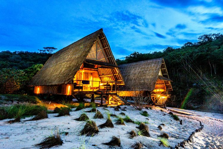 Jeeva Beloam Beach Camp Resort Khusus Glamping di Indonesia , 1. Sandat Glamping Tents, 2. La Cocoteraie Ecolodge, 3. Jeeva Beloam Beach Camp, 4. Bali Dynasty Resort, 5. Misool Eco Resort, 6. Amanwana Resort, 7. Sang Giri Mountain Tent Resort