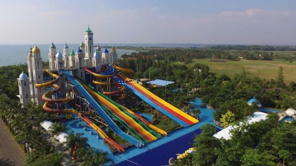 Jepara Ourland Park, 1. Jepara Ourland Park, 2. Kolam Renang Alam Moya, 3. Jepara Olympic Pool, 4. Kolam Renang Muria Tirta, 5. Kolam Renang Shinta Pool 1 Jepara, 6. Kolam Renang Shinta Pool 2 Jepara   , 7. Andina Swimming Pool, 8. Tiara Park Waterboom, 9. Kolam Renang Ocean View Residence, 10. Kura-kura Resort, 11. Waterboom Rikan’s, 12. Sentral Park Jepara, 13. Kolam Renang Tombo Ati, 14. Kolam Renang Watu Lumpang Bangsri (WLB), 15. The Palm Beach Resort