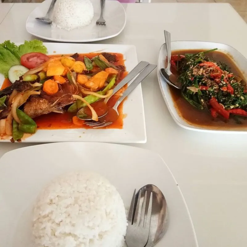 Johor Seafood, 1. Kedai Durian Ucok, 2. Merdeka Walk Medan, 3. Mie Ayam Kumango, 4. Kedai Kopi Apek, 5. Tip Top Medan, 6. Bihun Asie Kumango, 7. Mie Sop Methodist, 8. Kari Bihun Tabona, 9. Wajir Seafood, 10. Sate Memeng H. Muhammad Saimin, 11. Lontong Kak Lin, 12. Teh Susu Telur (TST) Pak Haji, 13. Rumah Makan Sipirok Medan, 14. Mie Aceh Titi Bobrok Medan, 15. RM Soto Sinar Pagi, 16. Jalan Semarang, 17. Johor Seafood, 18. Martabak Yurich, 19. Kuliner Pagaruyung, 20. Bakmi Hock Seng, 21. Rujak Kolam Takana Juo, 22. Bakmi Shanghai, 23. Kari Bihun Tabona, 24. Martabak Gapa, 25. Nasi Ayam Mama Koki, 26. Murni Martabak Piring, 27. Kesawan Square