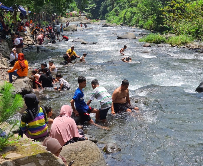 KALI PAINGAN Karl Mopez, 1. Pantai Pasir Kencana, 2. Curug Muncar, 3. Curug Bajing , 4. Pantai Slamaran , 5. Museum Batik Pekalongan, 6. Pantai Sunter Depok Indah, 7. Puncak Hanoman Gunung Kendalisodo, 8. Linggo Asri, 9. Kebun Teh Kaliboja, 10. Lolong Adventure, 11. International Batik Center , 12. Gunung Rogojembangan , 13. Wisata Watu Ireng , 14. Pantai Wonokerto , 15. Bukit Pawuluhan, 16. Wisata Mangrove Park Pekalongan, 17. Blackcanyon Petungkriyono, 18. Wisata Curug Madu, 19. Curug Bidadari Jolotigo , 20. Curug Cinde, 21. Monumen Pekalongan, 22. Alun-alun Kota Pekalongan, 23. Alun-alun Bebekan Kedungwuni, 24. Kali Paingan, 25. Curug Lawe, 26. Bendungan Kletak, 27. Curug Blanten, 28. Curug Bekakak, 29. Jembatan Lengkung Surabayan, 30. Taman Kuripan Pekalongan “Nursery Horikultura, 31. Pantai Sari Pekalongan, 32. Bengkelung Park, 33. Kolam Renang Banyubiru Pekalongan, 34. Taman Lapangan Bebekan, 35. Wisata Ciblon, 36. Zatoland Waterboom, 37. Bukit Bintang Kutorojo, 38. La’Ranch Glamping, 39. Telaga Sigebyar Mangunan, 40. Sipare Green Park, 41. Km 0 Pekalongan, 42. Wisata Danau Alkautsar, 43. Dino Park Soko Langit Pekalongan, 44. Masjid Agung Al-Jami Pekalongan, 45. Wisata Bahari PPNP, 46. Nasi Megono Bu Suli – Wisata Kuliner khas Pekalongan , 47. Pusat Grosir Setono