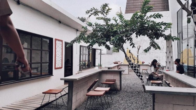 Kastem Coffee & Space via Restaurant Guru, 1. Eastman Coffee House, 2. Antarakata Coffee, 3. Atap Langit Coffee n Eatery, 4. Tekodeko Koffiehuis, 5. Strada Coffee, 6. Ideologist.smg, 7. Anak Panah Kopi, 8. Moment Coffee & Space, 9. Excelso Coffee Rinjani, 10. Old Kettle, 11. My Kopi O!, 12. Hero Coffee Indonesia, 13. Tepian Kopi, 14. Encycoffeedia, 15. Makabana Working Space & Coffee Shop, 16. Lingkar Coffee & Idea, 17. Bersua at The Heights, 18. Semasa Kopi, 19. Atas Kota Coffee & Space, 20. Adhum Coffee, 21. Kastem Coffee & Space, 22. Pijar.srg, 23. Keizai Coffee & Garden, 24. Insight Coffee, 25. Origo Coffee, 26. Fat Elephant Restaurant & Coffee Shop, 27. Kopitiga