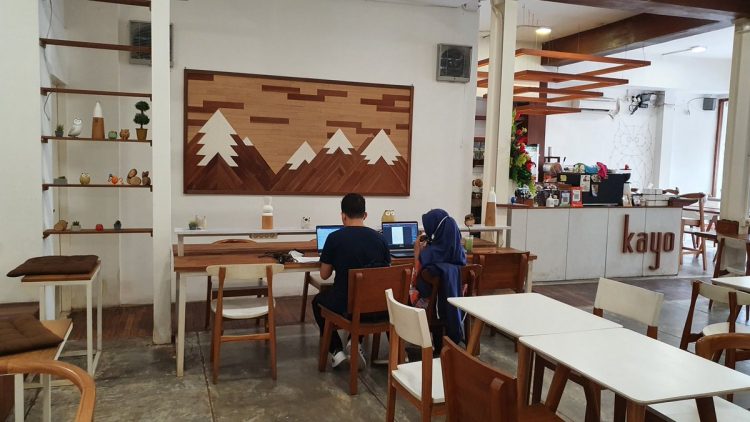 Kayo Coffee and Space via Twitter, 1. Mitsu Cafe, 2. Lingkar Coffee &amp; Idea, 3. Nyctophily Coffee Brewery, 4. Kopi Kemenangan, 5. Anak Panah Kopi, 6. Ejaankoffie, 7. Pukul Lima Kopi, 8. Luggo Cafe &amp; Eatery, 9. Kayo Coffe and Space, 10. Teman Kerja Coffee, 11. Anantari Coffee, 12. Nigma Cafe, 13. Kofinary, 14. Dontea Semarang, 15. Kopihay Cafe Semarang, 16. Glarse Purlieu, 17. Kofe Tembalang, 18. KASTEM COFFEE &amp; SPACE, 19. Parama Cafe Semarang, 20. Point Cafe Undip Tembalang