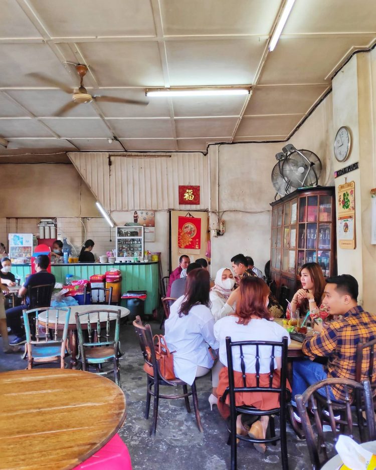 Kedai Kopi Apek, 1. Kedai Durian Ucok, 2. Merdeka Walk Medan, 3. Mie Ayam Kumango, 4. Kedai Kopi Apek, 5. Tip Top Medan, 6. Bihun Asie Kumango, 7. Mie Sop Methodist, 8. Kari Bihun Tabona, 9. Wajir Seafood, 10. Sate Memeng H. Muhammad Saimin, 11. Lontong Kak Lin, 12. Teh Susu Telur (TST) Pak Haji, 13. Rumah Makan Sipirok Medan, 14. Mie Aceh Titi Bobrok Medan, 15. RM Soto Sinar Pagi, 16. Jalan Semarang, 17. Johor Seafood, 18. Martabak Yurich, 19. Kuliner Pagaruyung, 20. Bakmi Hock Seng, 21. Rujak Kolam Takana Juo, 22. Bakmi Shanghai, 23. Kari Bihun Tabona, 24. Martabak Gapa, 25. Nasi Ayam Mama Koki, 26. Murni Martabak Piring, 27. Kesawan Square