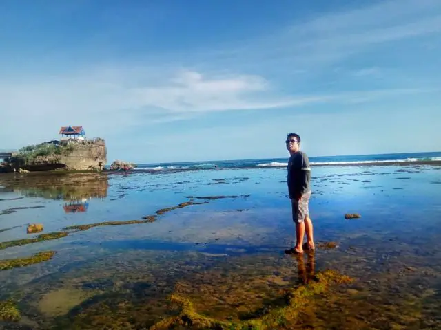 Keindahan Pantai Ngrawe yang Dihiasi oleh Formasi Batu Karang via Google Maps widhi hartanta, Informasi Umum, Lokasi dan Akses Pantai Ngrawe, Tiket Masuk Pantai Ngrawe, Jam Operasional Pantai, Fasilitas, Keistimewaan Pantai Ngrawe Gunungkidul, Daya Tarik