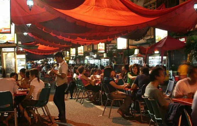Kesawan Square, 1. Kedai Durian Ucok, 2. Merdeka Walk Medan, 3. Mie Ayam Kumango, 4. Kedai Kopi Apek, 5. Tip Top Medan, 6. Bihun Asie Kumango, 7. Mie Sop Methodist, 8. Kari Bihun Tabona, 9. Wajir Seafood, 10. Sate Memeng H. Muhammad Saimin, 11. Lontong Kak Lin, 12. Teh Susu Telur (TST) Pak Haji, 13. Rumah Makan Sipirok Medan, 14. Mie Aceh Titi Bobrok Medan, 15. RM Soto Sinar Pagi, 16. Jalan Semarang, 17. Johor Seafood, 18. Martabak Yurich, 19. Kuliner Pagaruyung, 20. Bakmi Hock Seng, 21. Rujak Kolam Takana Juo, 22. Bakmi Shanghai, 23. Kari Bihun Tabona, 24. Martabak Gapa, 25. Nasi Ayam Mama Koki, 26. Murni Martabak Piring, 27. Kesawan Square