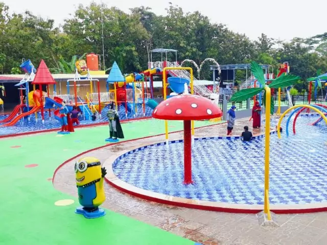 Kolam untuk anak kecil dengan arena playground papan seluncur dan ember tumpah via Google Maps Dolphin Tugu Waterpark, 1. Intanpari Waterpark, 2. Dolphin Tugu Waterpark, 3. Watu Jodo Restoran, Kolam Renang dan Pemancingan, 4. Kolam Renang Agrowisata Sondokoro, 5. Telaga Kusuma Waterpark, 6. Pitik Cilik Waterboom, 7. Kampoeng Kaliboto Waterboom, 8. Tirta Guwo Indah, 9. Kolam Renang Waterplay Karanganyar, 10. Kolam Renang Air Terjun Jumog, 11. Kolam Renang Tirta Angkasa, 12. Waterboom Ngargoyoso – Sumber Mulyo Waterpark, 13. Kolam Renang Sendang Plesungan, 14. Kolam renang jeruksawit, 15. Umbul Gunung Tugel, 16. Kolam renang Pesona Taman Sari, 17. Kolam Bermain Nyi Pulungsih, 18. Kolam Renang Gedongan, 19. Raiven Simo WaterPark, 20. Mbah Ronggo Resto &amp; Waterboom