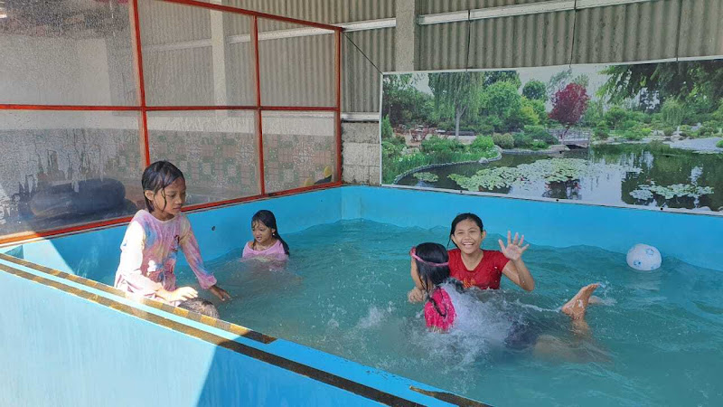 Kolam Renang Ciblon Asyik, 1. Kolam renang Polaris, 2. Niagara Waterboom, 3. Waterboom mulia Klambu, 4. Taman Ria Demak, 5. Kolam renang Amala, 6. Demak Green Garden (DeGeGa), 7. Aria Waterboom, 8. Tumpi Swimming Pool & Cafe, 9. Waterpark Tembalang Asri Demak, 10. Kolam Renang Ciblon Asyik