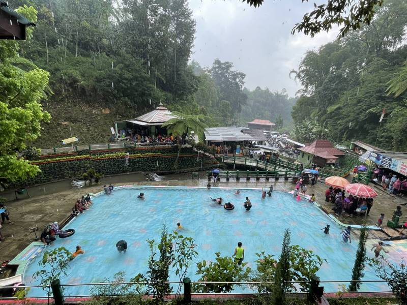 Kolam Renang Jumog, 1. Intanpari Waterpark, 2. Dolphin Tugu Waterpark, 3. Watu Jodo Restoran, Kolam Renang dan Pemancingan, 4. Kolam Renang Agrowisata Sondokoro, 5. Telaga Kusuma Waterpark, 6. Pitik Cilik Waterboom, 7. Kampoeng Kaliboto Waterboom, 8. Tirta Guwo Indah, 9. Kolam Renang Waterplay Karanganyar, 10. Kolam Renang Air Terjun Jumog, 11. Kolam Renang Tirta Angkasa, 12. Waterboom Ngargoyoso – Sumber Mulyo Waterpark, 13. Kolam Renang Sendang Plesungan, 14. Kolam renang jeruksawit, 15. Umbul Gunung Tugel, 16. Kolam renang Pesona Taman Sari, 17. Kolam Bermain Nyi Pulungsih, 18. Kolam Renang Gedongan, 19. Raiven Simo WaterPark, 20. Mbah Ronggo Resto &amp; Waterboom