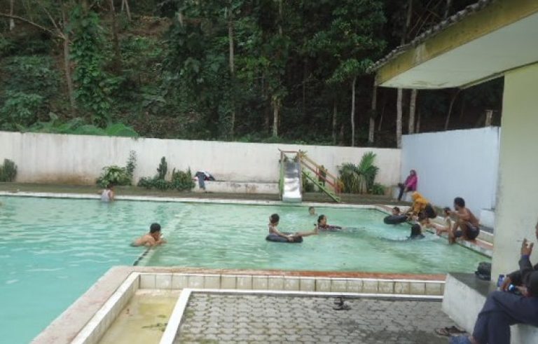 Kolam Renang Langen Sari Indah Jati Pohon, 1. Kolam Renang Rahmatika, 2. Waterboom Mulia Klambu, 3. Kolam Renang Water and Snow (WnS) Gubug, 4. Ayodya Bloombang Waterpark , 5. Master Park Grobogan, 6. Kolam Renang Langen Sari Indah Jati Pohon, 7. Kolam Renang Gempol Tahunan, 8. Taman Rekreasi Berenang Mewah, 9. Kolam Renang Jatisari, 10. Gombang Park – Kolam renang Dimoro Toroh, 11. Wisata Tengah Sawah, 12. Tanjung Water Park, 13. WATERPARK JAGO