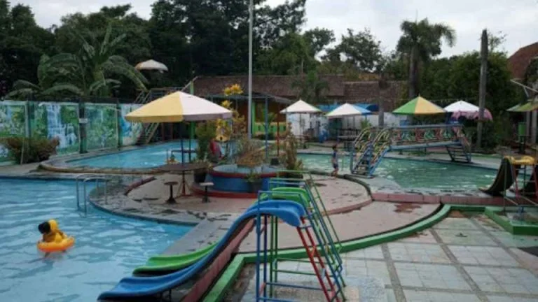 Kolam Renang Nyi Pulungsih via Google Maps Sigit Wikandra, 1. Intanpari Waterpark, 2. Dolphin Tugu Waterpark, 3. Watu Jodo Restoran, Kolam Renang dan Pemancingan, 4. Kolam Renang Agrowisata Sondokoro, 5. Telaga Kusuma Waterpark, 6. Pitik Cilik Waterboom, 7. Kampoeng Kaliboto Waterboom, 8. Tirta Guwo Indah, 9. Kolam Renang Waterplay Karanganyar, 10. Kolam Renang Air Terjun Jumog, 11. Kolam Renang Tirta Angkasa, 12. Waterboom Ngargoyoso – Sumber Mulyo Waterpark, 13. Kolam Renang Sendang Plesungan, 14. Kolam renang jeruksawit, 15. Umbul Gunung Tugel, 16. Kolam renang Pesona Taman Sari, 17. Kolam Bermain Nyi Pulungsih, 18. Kolam Renang Gedongan, 19. Raiven Simo WaterPark, 20. Mbah Ronggo Resto &amp; Waterboom