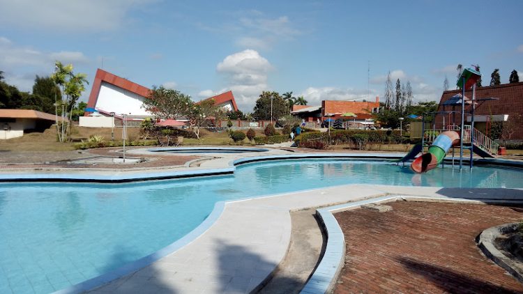 Kolam Renang Sasana Tirta, 1. Kolam Renang Banyu Pratama , 2. Sentul Water Park Cilacap, 3. Tirta Mas Waterpark, 4. Taman Sari Waterpark, 5. Kolam Renang Dwi Tirta, 6. Waterboom Bandaran Cilacap, 7. Kolam Renang Sari Rasa Cilacap , 8. Waterpark Kunci, 9. Bantar Dawa, 10. Pemandian Air Panas Cipari, 11. Tirta Negara Indah di Cilacap Jawa Tengah, 12. Kolam Renang Sasana Tirta, 13. Kolam Renang Tirta Harapan, 14. Kolam Renang Tirta Wening