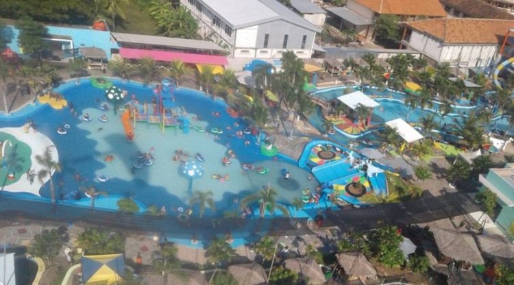 Kolam Renang Water and Snow (WnS) Gubug, 1. Kolam Renang Rahmatika, 2. Waterboom Mulia Klambu, 3. Kolam Renang Water and Snow (WnS) Gubug, 4. Ayodya Bloombang Waterpark , 5. Master Park Grobogan, 6. Kolam Renang Langen Sari Indah Jati Pohon, 7. Kolam Renang Gempol Tahunan, 8. Taman Rekreasi Berenang Mewah, 9. Kolam Renang Jatisari, 10. Gombang Park – Kolam renang Dimoro Toroh, 11. Wisata Tengah Sawah, 12. Tanjung Water Park, 13. WATERPARK JAGO