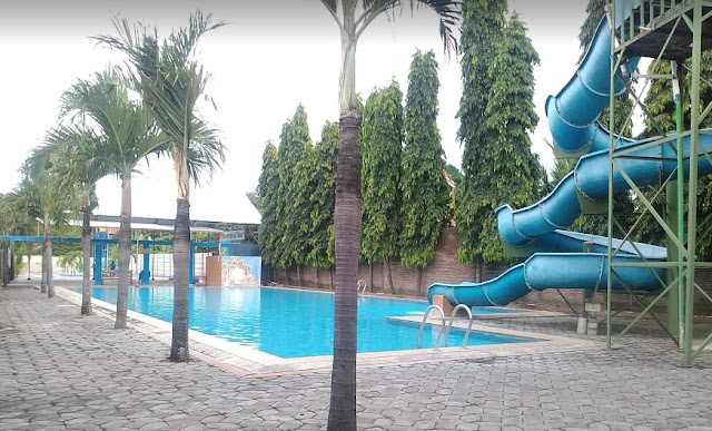 Kolam Renang Waterplay Karanganyar, 1. Intanpari Waterpark, 2. Dolphin Tugu Waterpark, 3. Watu Jodo Restoran, Kolam Renang dan Pemancingan, 4. Kolam Renang Agrowisata Sondokoro, 5. Telaga Kusuma Waterpark, 6. Pitik Cilik Waterboom, 7. Kampoeng Kaliboto Waterboom, 8. Tirta Guwo Indah, 9. Kolam Renang Waterplay Karanganyar, 10. Kolam Renang Air Terjun Jumog, 11. Kolam Renang Tirta Angkasa, 12. Waterboom Ngargoyoso – Sumber Mulyo Waterpark, 13. Kolam Renang Sendang Plesungan, 14. Kolam renang jeruksawit, 15. Umbul Gunung Tugel, 16. Kolam renang Pesona Taman Sari, 17. Kolam Bermain Nyi Pulungsih, 18. Kolam Renang Gedongan, 19. Raiven Simo WaterPark, 20. Mbah Ronggo Resto &amp; Waterboom