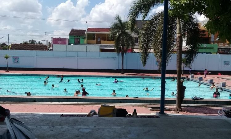 Kolam Renang Tirta Angkasa, 1. Intanpari Waterpark, 2. Dolphin Tugu Waterpark, 3. Watu Jodo Restoran, Kolam Renang dan Pemancingan, 4. Kolam Renang Agrowisata Sondokoro, 5. Telaga Kusuma Waterpark, 6. Pitik Cilik Waterboom, 7. Kampoeng Kaliboto Waterboom, 8. Tirta Guwo Indah, 9. Kolam Renang Waterplay Karanganyar, 10. Kolam Renang Air Terjun Jumog, 11. Kolam Renang Tirta Angkasa, 12. Waterboom Ngargoyoso – Sumber Mulyo Waterpark, 13. Kolam Renang Sendang Plesungan, 14. Kolam renang jeruksawit, 15. Umbul Gunung Tugel, 16. Kolam renang Pesona Taman Sari, 17. Kolam Bermain Nyi Pulungsih, 18. Kolam Renang Gedongan, 19. Raiven Simo WaterPark, 20. Mbah Ronggo Resto &amp; Waterboom