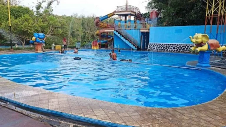Kolam Renang Tirta Guwo Indah via Google Maps Mr W, 1. Intanpari Waterpark, 2. Dolphin Tugu Waterpark, 3. Watu Jodo Restoran, Kolam Renang dan Pemancingan, 4. Kolam Renang Agrowisata Sondokoro, 5. Telaga Kusuma Waterpark, 6. Pitik Cilik Waterboom, 7. Kampoeng Kaliboto Waterboom, 8. Tirta Guwo Indah, 9. Kolam Renang Waterplay Karanganyar, 10. Kolam Renang Air Terjun Jumog, 11. Kolam Renang Tirta Angkasa, 12. Waterboom Ngargoyoso – Sumber Mulyo Waterpark, 13. Kolam Renang Sendang Plesungan, 14. Kolam renang jeruksawit, 15. Umbul Gunung Tugel, 16. Kolam renang Pesona Taman Sari, 17. Kolam Bermain Nyi Pulungsih, 18. Kolam Renang Gedongan, 19. Raiven Simo WaterPark, 20. Mbah Ronggo Resto &amp; Waterboom