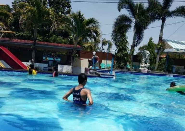 Kolam renang Amala, 1. Kolam renang Polaris, 2. Niagara Waterboom, 3. Waterboom mulia Klambu, 4. Taman Ria Demak, 5. Kolam renang Amala, 6. Demak Green Garden (DeGeGa), 7. Aria Waterboom, 8. Tumpi Swimming Pool & Cafe, 9. Waterpark Tembalang Asri Demak, 10. Kolam Renang Ciblon Asyik