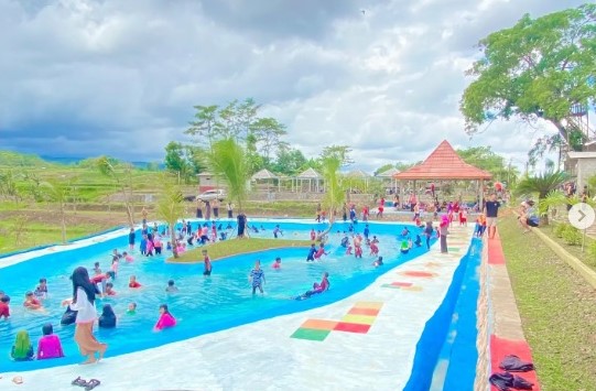 Kolam renang Pesona Taman Sari via Instagram @official_pesona_tamansari, 1. Intanpari Waterpark, 2. Dolphin Tugu Waterpark, 3. Watu Jodo Restoran, Kolam Renang dan Pemancingan, 4. Kolam Renang Agrowisata Sondokoro, 5. Telaga Kusuma Waterpark, 6. Pitik Cilik Waterboom, 7. Kampoeng Kaliboto Waterboom, 8. Tirta Guwo Indah, 9. Kolam Renang Waterplay Karanganyar, 10. Kolam Renang Air Terjun Jumog, 11. Kolam Renang Tirta Angkasa, 12. Waterboom Ngargoyoso – Sumber Mulyo Waterpark, 13. Kolam Renang Sendang Plesungan, 14. Kolam renang jeruksawit, 15. Umbul Gunung Tugel, 16. Kolam renang Pesona Taman Sari, 17. Kolam Bermain Nyi Pulungsih, 18. Kolam Renang Gedongan, 19. Raiven Simo WaterPark, 20. Mbah Ronggo Resto &amp; Waterboom