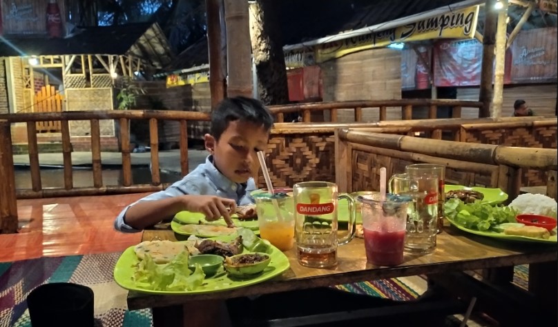 Lesehan Zembar A hoeruman, 1. RM Warung Jeruk Ciamis, 2. Mie Bakso H. Oding, 3. Rumah Makan Mergosari, 4. Rumah Makan Ciamis Cobek Beti, 5. Bakar Ikan Zorojoy, 6. Saung Mirah Gapura, 7. Cibiuk Resto sindangkasih, 8. Lesehan Zembar, 9. Ampera Warung Nasi, 10. Rumah Makan Pujaseda, 11. AYAM GORENG KERSEN, 12. SAMARA BINANGKIT, 13. RUMAH MAKAN HJ IMI, 14. Lesehan Simanalagi, 15. Samudra Rumah Makan &amp; Catering, 16. Sate &amp; Gule H. Etom, 17. Rumah Makan Panenjoan, 18. RM Roda Baru, 19. Mom’s Kitchen – Food, coffee, and Pizza, 20. Teen’s Cafe, 21. Warung Tutug Oncom TO. Bapak Aki