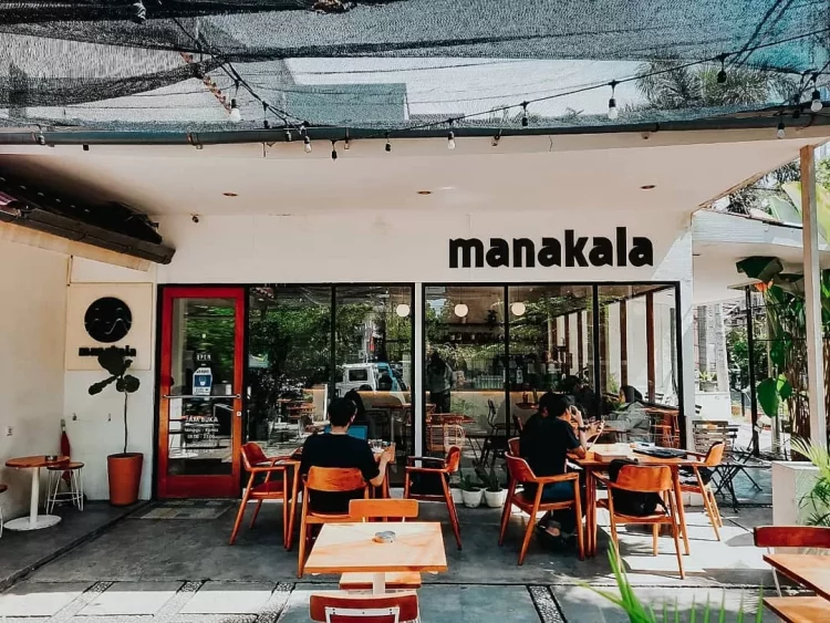 Manakala Coffee via Instagram.com @cobayuk.id, 1. Fat Bubble, 2. Chill Bill Coffees &amp; Platters, 3. Bi Coffee, 4. Berkala Coffee, 5. TUKU Cafe, 6. Tabbot Koffie, 7. Manakala Coffee, 8. Cozyfield Cafe, 9. Weko Coffee, 10. Omnikopi, 12. Canabeans, 13. Kopi Menantu Nusantara, 14. Willow Habitat, 15. Loopback Coffee, 16. Pigeonhole Coffee, 17. Lot 9, 18. The Good Sin, 19. Yamalu (TUTUP), 20. Kopi Praja, 21. Ol’ Pops Coffee, 22. Twin House, 23. Lesung Kopi, 24. Orbit Brasserie, 25. GoodFellas Coffee, 26. Kamalo Coffee &amp; Eatery, 27. Lewi’s Organics, 28. Serona Coffee, 29. Hayu Coffee &amp; Space, 30. Kebun Ide (Tutup), 31. MAE Coffee &amp; Eatery (TUTUP), 32. Routine Coffee &amp; Eatery, 33. Kopi Manyar, 34. The People’s Café, 35. Public House, 36. IND.USTRIE, 37. Hasea Eatery