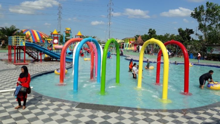 Master Park Grobogan, 1. Kolam Renang Rahmatika, 2. Waterboom Mulia Klambu, 3. Kolam Renang Water and Snow (WnS) Gubug, 4. Ayodya Bloombang Waterpark , 5. Master Park Grobogan, 6. Kolam Renang Langen Sari Indah Jati Pohon, 7. Kolam Renang Gempol Tahunan, 8. Taman Rekreasi Berenang Mewah, 9. Kolam Renang Jatisari, 10. Gombang Park – Kolam renang Dimoro Toroh, 11. Wisata Tengah Sawah, 12. Tanjung Water Park, 13. WATERPARK JAGO