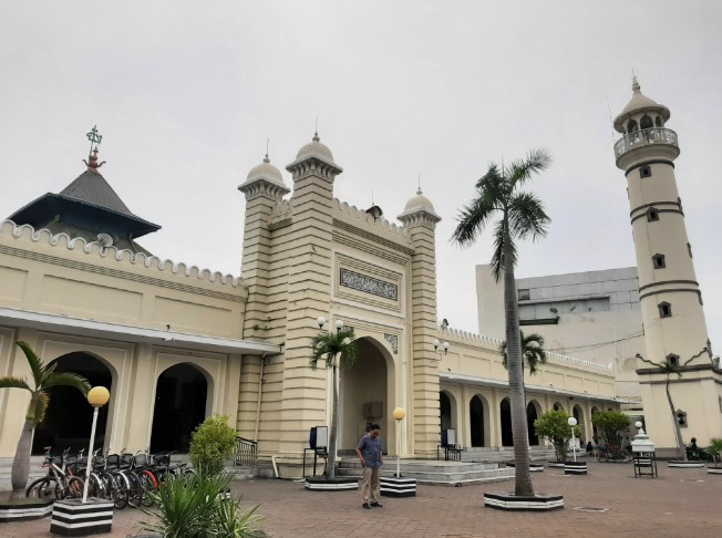 Masjid Agung Al-Jami Pekalongan adi herdiawan, 1. Pantai Pasir Kencana, 2. Curug Muncar, 3. Curug Bajing , 4. Pantai Slamaran , 5. Museum Batik Pekalongan, 6. Pantai Sunter Depok Indah, 7. Puncak Hanoman Gunung Kendalisodo, 8. Linggo Asri, 9. Kebun Teh Kaliboja, 10. Lolong Adventure, 11. International Batik Center , 12. Gunung Rogojembangan , 13. Wisata Watu Ireng , 14. Pantai Wonokerto , 15. Bukit Pawuluhan, 16. Wisata Mangrove Park Pekalongan, 17. Blackcanyon Petungkriyono, 18. Wisata Curug Madu, 19. Curug Bidadari Jolotigo , 20. Curug Cinde, 21. Monumen Pekalongan, 22. Alun-alun Kota Pekalongan, 23. Alun-alun Bebekan Kedungwuni, 24. Kali Paingan, 25. Curug Lawe, 26. Bendungan Kletak, 27. Curug Blanten, 28. Curug Bekakak, 29. Jembatan Lengkung Surabayan, 30. Taman Kuripan Pekalongan “Nursery Horikultura, 31. Pantai Sari Pekalongan, 32. Bengkelung Park, 33. Kolam Renang Banyubiru Pekalongan, 34. Taman Lapangan Bebekan, 35. Wisata Ciblon, 36. Zatoland Waterboom, 37. Bukit Bintang Kutorojo, 38. La’Ranch Glamping, 39. Telaga Sigebyar Mangunan, 40. Sipare Green Park, 41. Km 0 Pekalongan, 42. Wisata Danau Alkautsar, 43. Dino Park Soko Langit Pekalongan, 44. Masjid Agung Al-Jami Pekalongan, 45. Wisata Bahari PPNP, 46. Nasi Megono Bu Suli – Wisata Kuliner khas Pekalongan , 47. Pusat Grosir Setono