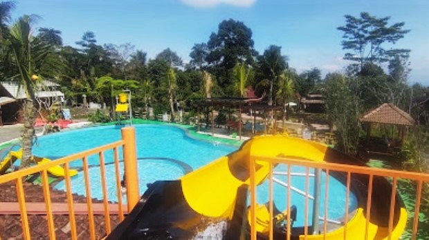 Mbah Ronggo Resto &amp; Waterboom via YouTube Fillipo, 1. Intanpari Waterpark, 2. Dolphin Tugu Waterpark, 3. Watu Jodo Restoran, Kolam Renang dan Pemancingan, 4. Kolam Renang Agrowisata Sondokoro, 5. Telaga Kusuma Waterpark, 6. Pitik Cilik Waterboom, 7. Kampoeng Kaliboto Waterboom, 8. Tirta Guwo Indah, 9. Kolam Renang Waterplay Karanganyar, 10. Kolam Renang Air Terjun Jumog, 11. Kolam Renang Tirta Angkasa, 12. Waterboom Ngargoyoso – Sumber Mulyo Waterpark, 13. Kolam Renang Sendang Plesungan, 14. Kolam renang jeruksawit, 15. Umbul Gunung Tugel, 16. Kolam renang Pesona Taman Sari, 17. Kolam Bermain Nyi Pulungsih, 18. Kolam Renang Gedongan, 19. Raiven Simo WaterPark, 20. Mbah Ronggo Resto &amp; Waterboom