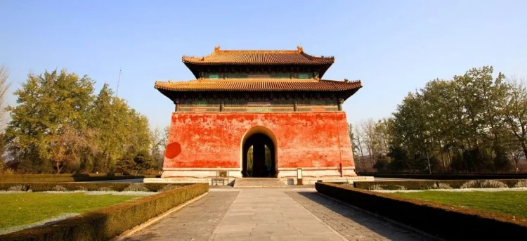 Ming Dynasty Tombs via easyvoyagecouk, 1. Great Wall of Cina (Tembok Besar Cina), 2. The Palace Museum, Kota Terlarang, 3. Yihe Yuan (Summer Palace), 4. Tian Tan, 5. Tiananmen Square, 6. Great Wall of Badaling, 7. Jingshan Park, 8. Ming Dynasty Tombs, 9. Wangfujing, 10. Beihai Park, 11. Xiangshan Park, 12. Lama Temple, 13. Yuanmingyuan Park, 14. National Stadium, 15. Simatai, 16. Beijing National Aquatics Center, 17. Juyong Pass, 18. Beijing Zoo, 19. 798 Art Zone, 20. Mausoleum of Mao Zedong, 21. Kunming Lake, 22. National Museum of China, 23. Hall of Supreme Harmony, 24. Beijing Botanical Garden, 25. National Centre for the Performing Arts, 26. Madame Tussauds Beijing, 27. Houhai Lake, 28. Happy Valley Beijing, 29. Beijing Happy Magic Water Cube