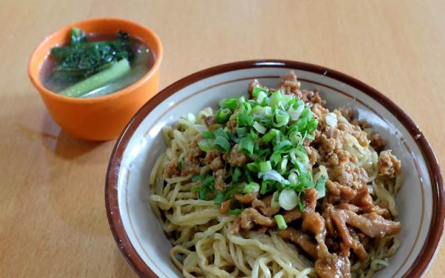Mie Ayam Dawet Serabi, 1. Mie Ayam Putra Solo Kota Blitar, 2. Mie Ayam Nyata Rasa Mbah Nardi, 3. Mie Ayam Edy, 4. Mie Ayam Jakarta Berkat, 5. Mie Ayam Dawet Serabi, 6. Mie Ayam P. Prapto, 7. Mie Ayam Ceker, 8. Mie Ayam Ceker Pedes Podo Tresno, 9. Mie Ayam Tek-tek, 10. Mie Ayam Putra 22, 11. Mie Ayam Revblik Kota Blitar, 12. Mie Ayam Barokah Kota Blitar, 13. Mie Ayam AVETA Kota Blitar, 14. Mie Ayam Gemini, 15. Mie Ayam Karanglo Blitar