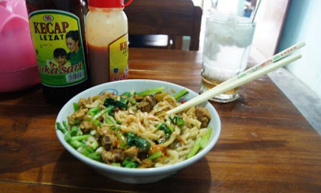 Mie Ayam Pagak via Obrolanmus.blogspotcom, 1. Mie Ayam Solo Pak Doel, 2. Mie Ceker Cak Kribo, 3. Mie Ayam Pagak, 4. Pangsit Mie Ayam, 5. Depot Mie Malang Gadjah Mada 1, 6. Hot Cui Mie, 7. Depot Pangsit Mie Bromo Pojok, 8. Kedai Mie Sutoyo, 9. Depot Hoklay, 10. Pangsit Mie Pak Rie, 11. Depot Gang Djangkrik, 12. Mie Kudusan, 13. Pangsit Mie Dempo, 14. Pangsit Mie Tan, 15. Pangsit Kebo Ijo, 16. Mie Pangsit Pujasera Dempoe, 17. Mie Pangsit Pak Ri Jalan Wilis