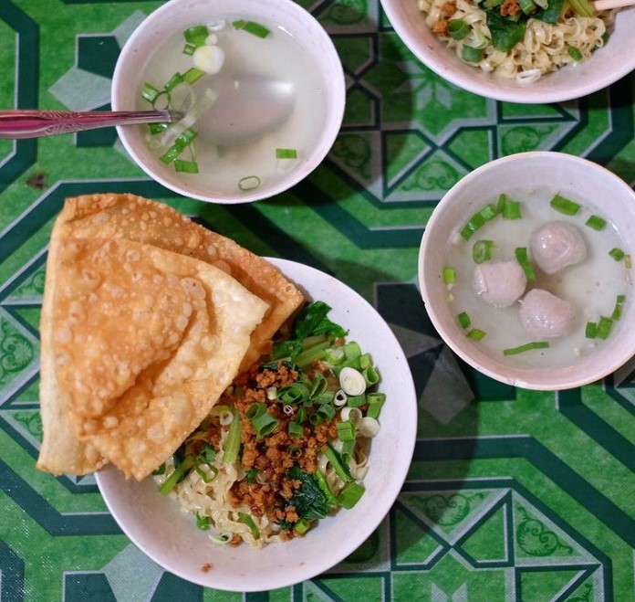 Mie Ayam Pak Min via Instagram.com @semarangfoodhunter, 1. Mie ayam 99, 2. Mie Ayam Rumput, 3. Mie Ayam Pak Joko, 4. Mie Ayam Happy, 5. Mie Ayam Haris, 6. Mie Ayam Pak Min, 7. Mie Ayam Srikandi, 8. Bakso Mie Ayam Pak Hadi Putra, 9. Mie Ayam Obat Lapar, 10. Bakso dan Mie Ayam Mas No, 11. Bakso So’un dan Mi Ayam Sompok 21, 12. Mi Bandung GG Belakang Pak Min, 13. Mie Ayam Cakar Bakso Pak Joko, 14. Bakmi Ayam Jakarta Gajah Jaya, 15. Mie Ayam Dan Bakso Urat Jayasari Pak Sigit, 16. Mie Ayam Ceker Sido Mampir, 17. Mie Ayam Bakso Pak Soyo Wonogiri, 18. Mie Ayam Pak Cip, 19. Mie Ayam Ceker Bang Jony, 20. Mie Ayam &amp; Bakso Mbak Yanti, 21. Mie Ayam Pak Teguh, 22. Mie Ayam AAA Ngaliyan, 23. Mie Ayam Si Jonti, 24. Mie Jakarta 69, 25. Bakmi Keriting Bangka, 26. Mie Ayam Bakso Tunggal Rasa, 27. Mie Ayam Ceker Pak Bonci, 28. Mie Ayam Ceker Bu Sum, 29. Depot Bakso Mercon dan Mie Ayam CJDW