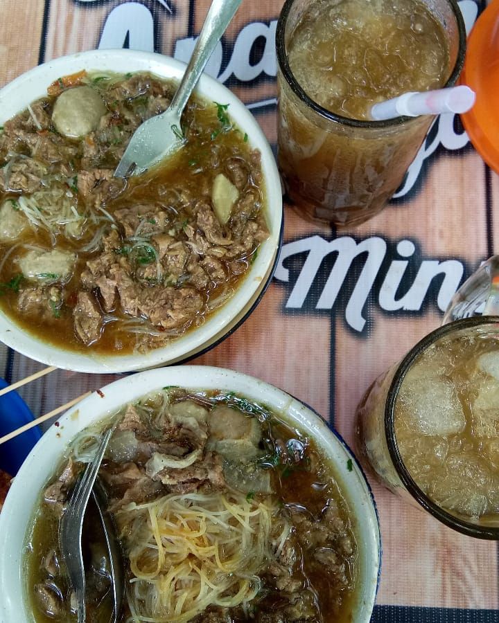 Mie Sop Methodist , 1. Kedai Durian Ucok, 2. Merdeka Walk Medan, 3. Mie Ayam Kumango, 4. Kedai Kopi Apek, 5. Tip Top Medan, 6. Bihun Asie Kumango, 7. Mie Sop Methodist, 8. Kari Bihun Tabona, 9. Wajir Seafood, 10. Sate Memeng H. Muhammad Saimin, 11. Lontong Kak Lin, 12. Teh Susu Telur (TST) Pak Haji, 13. Rumah Makan Sipirok Medan, 14. Mie Aceh Titi Bobrok Medan, 15. RM Soto Sinar Pagi, 16. Jalan Semarang, 17. Johor Seafood, 18. Martabak Yurich, 19. Kuliner Pagaruyung, 20. Bakmi Hock Seng, 21. Rujak Kolam Takana Juo, 22. Bakmi Shanghai, 23. Kari Bihun Tabona, 24. Martabak Gapa, 25. Nasi Ayam Mama Koki, 26. Murni Martabak Piring, 27. Kesawan Square