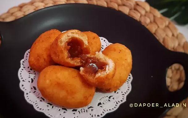 Misro, 1. Cimol, 2. Siomay, 3. Batagor, 4. Cilok, 5. Surabi Bandung, 6. Mie Kocok Bandung, 7. Peuyeum Bandung, 8. Kue Balok, 9. Pisang Bolen, 10. Bolu Susu Lembang, 11. Tahu Susu Lembang, 12. Martabak Bandung, 13. Perkedel Bondon, 14. Colenak, 15. Kue Bandros, 16. Combro, 17. Misro, 18. Gehu Jeletot, 19. Tempe Gila, 20. Bolu Bakar, 21. Wajit Cililin, 22. Gepuk, 23. Rujak Cireng, 24. Keripik Maicih, 25. Basreng, 26. Picnic Roll