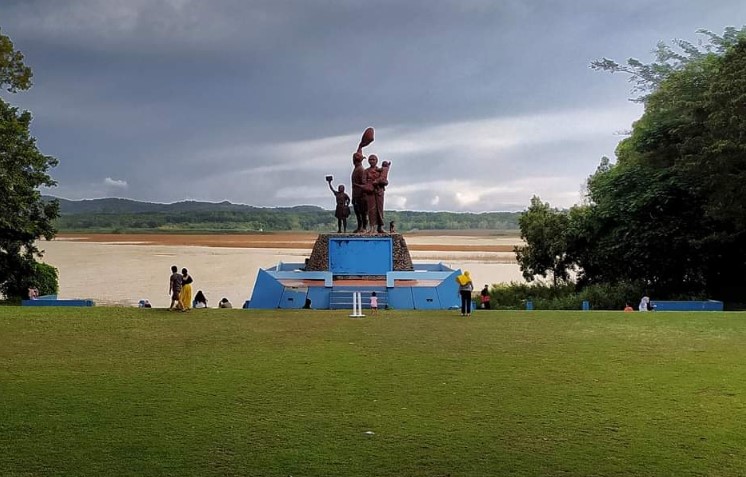 Monumen Bedol Desa wahyu wijayanto, 1. Alun Alun Giri Krida Bakti, 2. Pantai Nampu, 3. Pantai Banyutowo, 4. Pantai Sembukan, 5. Waduk Gajah Mungkur, 6. Air Terjun Setren Girimanik, 7. Goa Putri Kencono, 8. Papan Luncur Gantole,  9. Museum Karst Dunia Wonogiri, 10. Wisata Spiritual Kahyangan, 11. Museum Wayang Indonesia, 12. Sendang Asri Waduk Gajah Mungkur, 13. Alas Kethu, 14. Bukit Cumbri, 15.  Wisata Air Telaga Rowo Batuwarno, 16. Telaga Claket Selogiri, 17. Goa Ngantap Wonogiri, 18. Gua Maria, 19. Jurug Kemukus, 20. Pantai Dadapan, 21. Air Terjun Kalimas, 22. Bukit Jonambang, 23. Desa Wisata Soko Gunung, 24. Pantai Klothok, 25. Pantai Puyangan, 26. Pantai Karang Bang, 27. Puncak Secokro, 28. Puncak Joglo Wonogiri, 29. Pantai Kwaru Gunturhargo Paranggupito, 30. Pantai Karang Payung, 31. Pantai Kali Mirah, 32. Pantai Njojogan, 33. Watu Cenik Wonogiri, 34. Taman Plintheng Semar, 35. Air Terjun Binangun Watu Jadah , 36. Hutan Pinus Bukit Suwondo, 37. Taman Wisata Tunggangan Jatiroto, 38. Monumen Bedol Desa, 39. Air Terjun Sanginan, 40. Kedung Areng Wonogiri, 41. Taman Ponten Wonogiri, 42. Ganthole Bawah (Menara Filter), 43. Tegal Simbah, 44. Istana Parnaraya, 45. Goa Resi, 46. Soko Langit