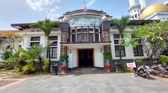 Museum Batik Pekalongan Asti Pinarti, 1. Pantai Pasir Kencana, 2. Curug Muncar, 3. Curug Bajing , 4. Pantai Slamaran , 5. Museum Batik Pekalongan, 6. Pantai Sunter Depok Indah, 7. Puncak Hanoman Gunung Kendalisodo, 8. Linggo Asri, 9. Kebun Teh Kaliboja, 10. Lolong Adventure, 11. International Batik Center , 12. Gunung Rogojembangan , 13. Wisata Watu Ireng , 14. Pantai Wonokerto , 15. Bukit Pawuluhan, 16. Wisata Mangrove Park Pekalongan, 17. Blackcanyon Petungkriyono, 18. Wisata Curug Madu, 19. Curug Bidadari Jolotigo , 20. Curug Cinde, 21. Monumen Pekalongan, 22. Alun-alun Kota Pekalongan, 23. Alun-alun Bebekan Kedungwuni, 24. Kali Paingan, 25. Curug Lawe, 26. Bendungan Kletak, 27. Curug Blanten, 28. Curug Bekakak, 29. Jembatan Lengkung Surabayan, 30. Taman Kuripan Pekalongan “Nursery Horikultura, 31. Pantai Sari Pekalongan, 32. Bengkelung Park, 33. Kolam Renang Banyubiru Pekalongan, 34. Taman Lapangan Bebekan, 35. Wisata Ciblon, 36. Zatoland Waterboom, 37. Bukit Bintang Kutorojo, 38. La’Ranch Glamping, 39. Telaga Sigebyar Mangunan, 40. Sipare Green Park, 41. Km 0 Pekalongan, 42. Wisata Danau Alkautsar, 43. Dino Park Soko Langit Pekalongan, 44. Masjid Agung Al-Jami Pekalongan, 45. Wisata Bahari PPNP, 46. Nasi Megono Bu Suli – Wisata Kuliner khas Pekalongan , 47. Pusat Grosir Setono