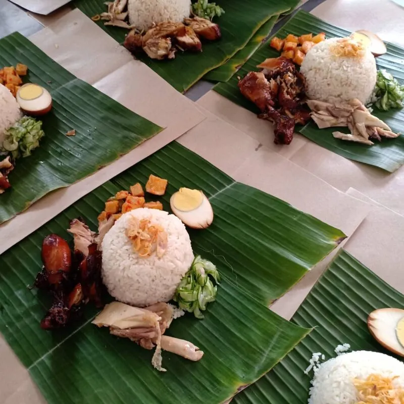 Nasi Ayam Mama Koki, 1. Kedai Durian Ucok, 2. Merdeka Walk Medan, 3. Mie Ayam Kumango, 4. Kedai Kopi Apek, 5. Tip Top Medan, 6. Bihun Asie Kumango, 7. Mie Sop Methodist, 8. Kari Bihun Tabona, 9. Wajir Seafood, 10. Sate Memeng H. Muhammad Saimin, 11. Lontong Kak Lin, 12. Teh Susu Telur (TST) Pak Haji, 13. Rumah Makan Sipirok Medan, 14. Mie Aceh Titi Bobrok Medan, 15. RM Soto Sinar Pagi, 16. Jalan Semarang, 17. Johor Seafood, 18. Martabak Yurich, 19. Kuliner Pagaruyung, 20. Bakmi Hock Seng, 21. Rujak Kolam Takana Juo, 22. Bakmi Shanghai, 23. Kari Bihun Tabona, 24. Martabak Gapa, 25. Nasi Ayam Mama Koki, 26. Murni Martabak Piring, 27. Kesawan Square