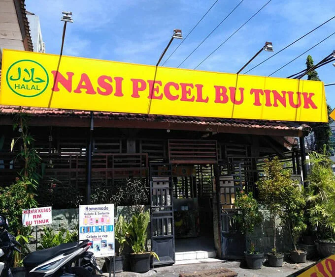 Nasi Pecel Bu Tinuk 23 Tempat Wisata Kuliner di Bali Paling Legendaris &amp; Terbaik, Enak, 1. Sop Ikan Mak Beng Sanur, 2. Warung Mami, 3. Warung Wardani, 4. Sate Plecing Arjuna, 5. Warung D’Sawah, 6. Sanur Night Market, 7. Warung Nyoman, 8. Nasi Ayam Kedewatan Ibu Mangku, 9. Bebek Bengil Crispy Duck – Nusa Dua, 10. MamaSan Bali, 11. Nasi Pedas Bu Andika, 12. Rujak Kuah Pindang Bu Putu, 13. Revolver Espresso, 14. Seniman Coffee, 15. Bebek Goreng Laka Leke, 16. Warung Nasi Bali Men Weti (Sanur), 17. Naughty Nuri’s Warung, 18. Ayam Betutu Men Tempeh Gilimanuk, 19. Warung Laota, 20. Warung Bebek Tepi Sawah, 21. Sate Babi Bawah Pohon (Kuta), 22. Nasi Pecel Bu Tinuk, 23. Warung Liku