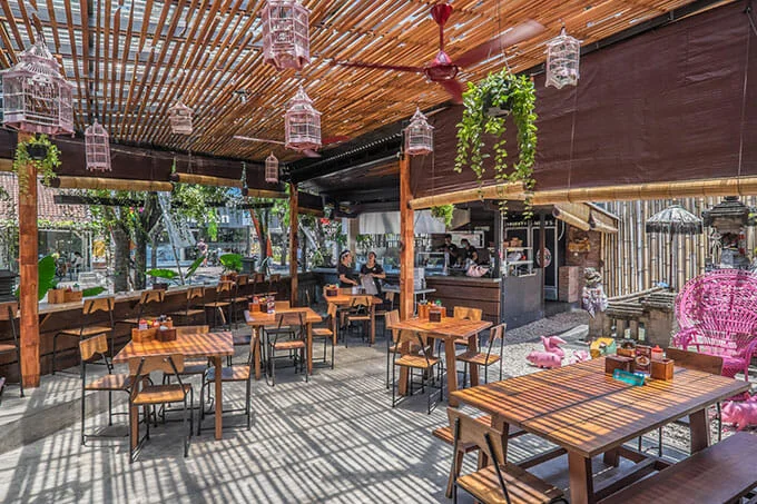 Naughty Nuri’s Warung 23 Tempat Wisata Kuliner di Bali Paling Legendaris &amp; Terbaik, Enak, 1. Sop Ikan Mak Beng Sanur, 2. Warung Mami, 3. Warung Wardani, 4. Sate Plecing Arjuna, 5. Warung D’Sawah, 6. Sanur Night Market, 7. Warung Nyoman, 8. Nasi Ayam Kedewatan Ibu Mangku, 9. Bebek Bengil Crispy Duck – Nusa Dua, 10. MamaSan Bali, 11. Nasi Pedas Bu Andika, 12. Rujak Kuah Pindang Bu Putu, 13. Revolver Espresso, 14. Seniman Coffee, 15. Bebek Goreng Laka Leke, 16. Warung Nasi Bali Men Weti (Sanur), 17. Naughty Nuri’s Warung, 18. Ayam Betutu Men Tempeh Gilimanuk, 19. Warung Laota, 20. Warung Bebek Tepi Sawah, 21. Sate Babi Bawah Pohon (Kuta), 22. Nasi Pecel Bu Tinuk, 23. Warung Liku