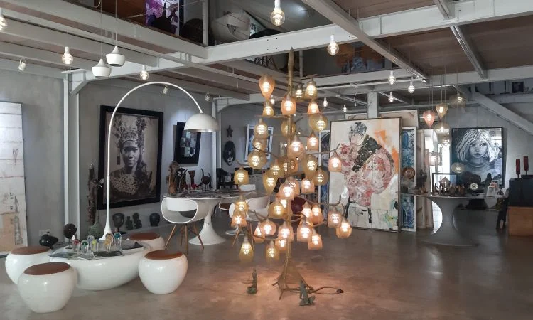 Nyaman Gallery via Google Maps Henry Jonathan, Tempat Wisata di Seminyak Bali yang Wajib Dikunjungi, Tempat Wisata Seni dan Budaya di Seminyak Bali, Tempat Wisata Belanja di Seminyak Bali, Tempat Wisata Kuliner di Seminyak Bali, Tempat Wisata Relaksasi