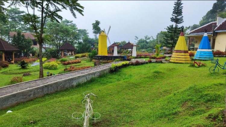 OBYEK WISATA LINGGOASRI Ardi Setyo Wibowo, 1. Pantai Pasir Kencana, 2. Curug Muncar, 3. Curug Bajing , 4. Pantai Slamaran , 5. Museum Batik Pekalongan, 6. Pantai Sunter Depok Indah, 7. Puncak Hanoman Gunung Kendalisodo, 8. Linggo Asri, 9. Kebun Teh Kaliboja, 10. Lolong Adventure, 11. International Batik Center , 12. Gunung Rogojembangan , 13. Wisata Watu Ireng , 14. Pantai Wonokerto , 15. Bukit Pawuluhan, 16. Wisata Mangrove Park Pekalongan, 17. Blackcanyon Petungkriyono, 18. Wisata Curug Madu, 19. Curug Bidadari Jolotigo , 20. Curug Cinde, 21. Monumen Pekalongan, 22. Alun-alun Kota Pekalongan, 23. Alun-alun Bebekan Kedungwuni, 24. Kali Paingan, 25. Curug Lawe, 26. Bendungan Kletak, 27. Curug Blanten, 28. Curug Bekakak, 29. Jembatan Lengkung Surabayan, 30. Taman Kuripan Pekalongan “Nursery Horikultura, 31. Pantai Sari Pekalongan, 32. Bengkelung Park, 33. Kolam Renang Banyubiru Pekalongan, 34. Taman Lapangan Bebekan, 35. Wisata Ciblon, 36. Zatoland Waterboom, 37. Bukit Bintang Kutorojo, 38. La’Ranch Glamping, 39. Telaga Sigebyar Mangunan, 40. Sipare Green Park, 41. Km 0 Pekalongan, 42. Wisata Danau Alkautsar, 43. Dino Park Soko Langit Pekalongan, 44. Masjid Agung Al-Jami Pekalongan, 45. Wisata Bahari PPNP, 46. Nasi Megono Bu Suli – Wisata Kuliner khas Pekalongan , 47. Pusat Grosir Setono