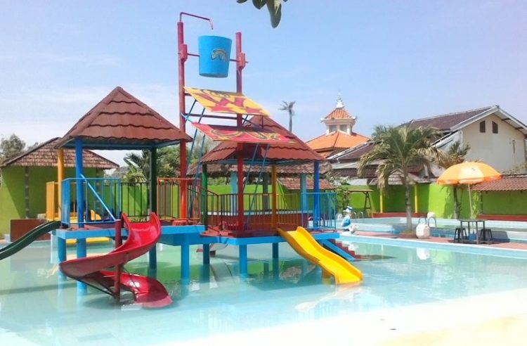 Objek wisata air Niagara Waterboom, 1. Kolam renang Polaris, 2. Niagara Waterboom, 3. Waterboom mulia Klambu, 4. Taman Ria Demak, 5. Kolam renang Amala, 6. Demak Green Garden (DeGeGa), 7. Aria Waterboom, 8. Tumpi Swimming Pool & Cafe, 9. Waterpark Tembalang Asri Demak, 10. Kolam Renang Ciblon Asyik