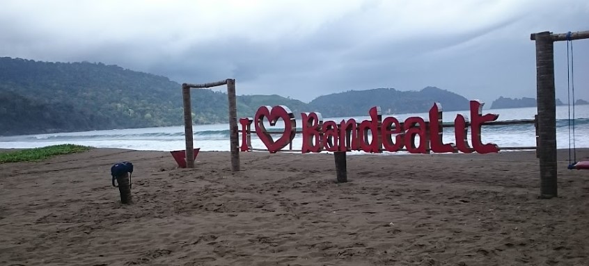 Pantai Bandealit ShuinZ, 1. Gunung Bromo, 2. Pantai Pasir Putih, 3. Telaga Sarangan, 4. Ranu Kumbolo Gunung Semeru, 5. Pulau Sempu, 6. Pantai Plengkung, 7. Pantai Bandealit, 8. Pantai Sendang Biru, 9. Pulau Merah, 10. Pantai Balekambang, 11. Kawah Ijen Banyuwangi , 12. Jawa Timur Park (Jatim Park) 1, 13. House of Sampoerna, 14. Wisata Bahari Lamongan , 15. Pantai Papuma Jember, 16. Gunung Kelud Kediri, 17. Maharani Zoo & Goa, 18. Pemandian Air Panas Cangar Jawa Timur, 19. Arung Jeram Songa Probolinggo, 20. Air Terjun Madakaripura Probolinggo, 21. Air Terjun Coban Rondo, 22. Puncak B-29, 23. Simpang Lima Gumul – KEDIRI, 24. Gumul Paradise Island Kediri, 25. Taman Langit Gunung Banyak, 26. Jatim Park 2 Malang, 27. Taman Rekreasi Selecta, 28. Wisata Bukit Jaddhih, 29. Air Terjun Dlundung, 30. Predator Fun Park Batu, 31. Eco Green Park, 32. Taman Bungkul, 33. Pantai Batu Bengkung, 34. Air Terjun Putuk Truno, 35. The Grand Taman Safari Prigen Jawa Timur, 36. Pantai Kelapa Tuban, 37. Air Terjun Sedudo